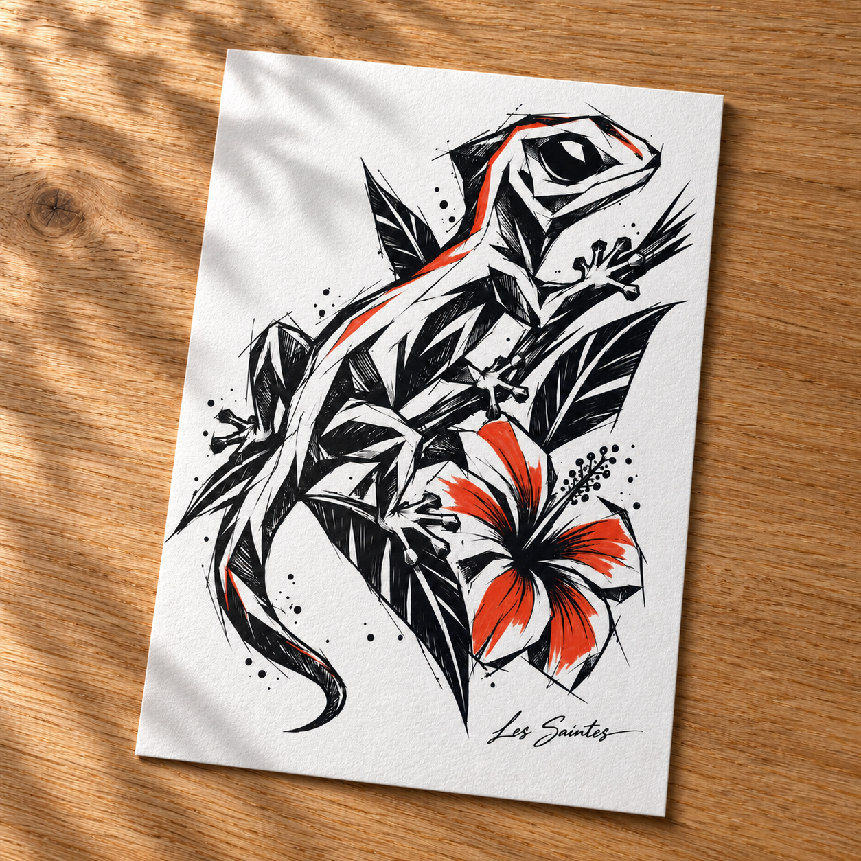 Carte postale — Marbouya & hibiscus, papier texturé posé sur une table avec une légère ombre de feuillage — Atelier Karaïbes, Les Saintes