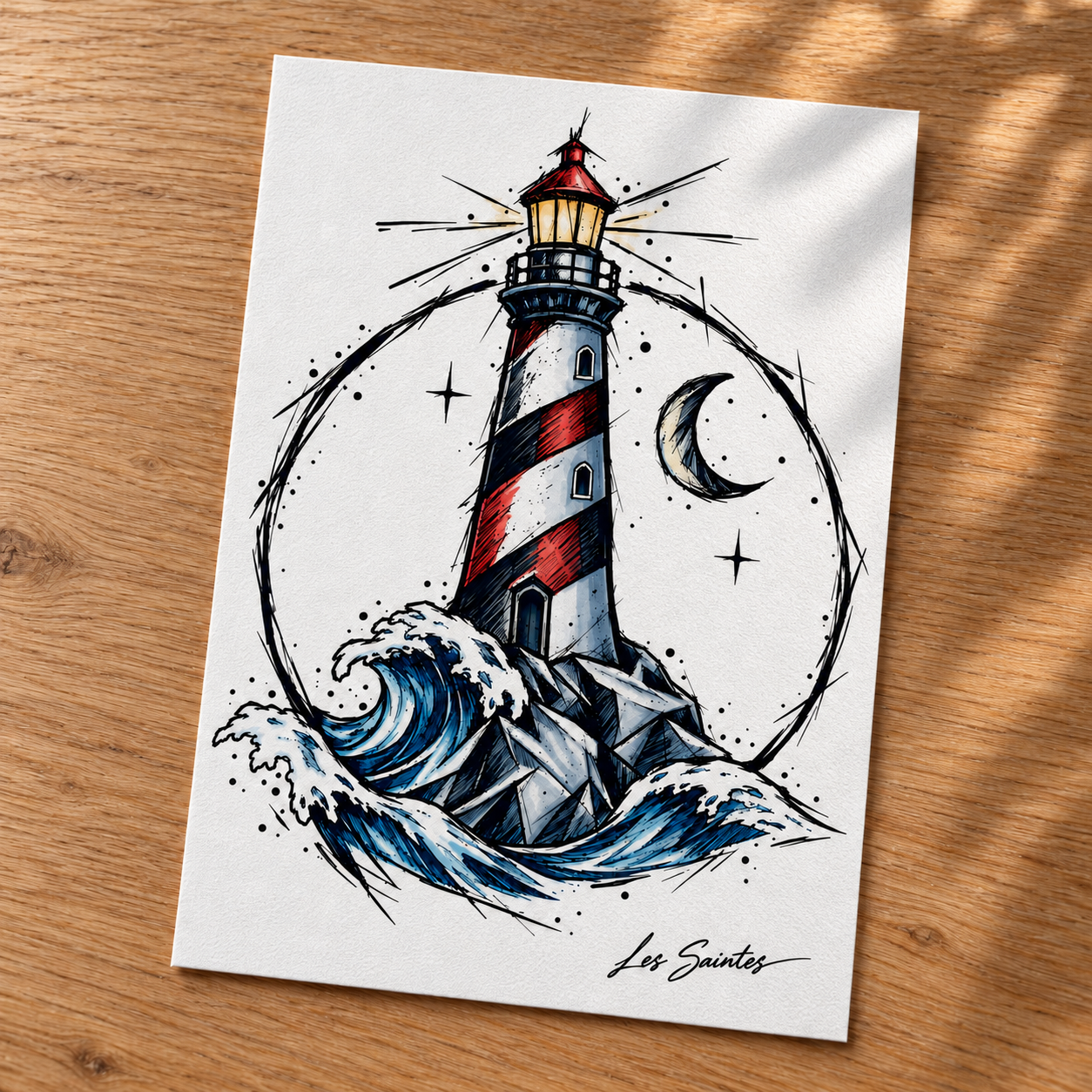 Carte postale — Phare et vagues, papier texturé posé sur une table avec une légère ombre de feuillage — Atelier Karaïbes, Les Saintes