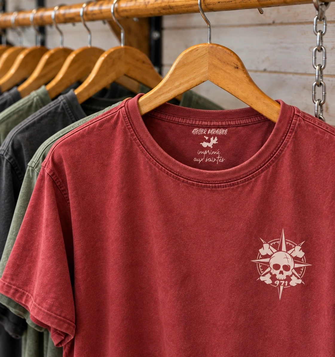T-shirt rouge vieilli, motif 971 côté cœur et marquage Atelier Karaïbes dans le col