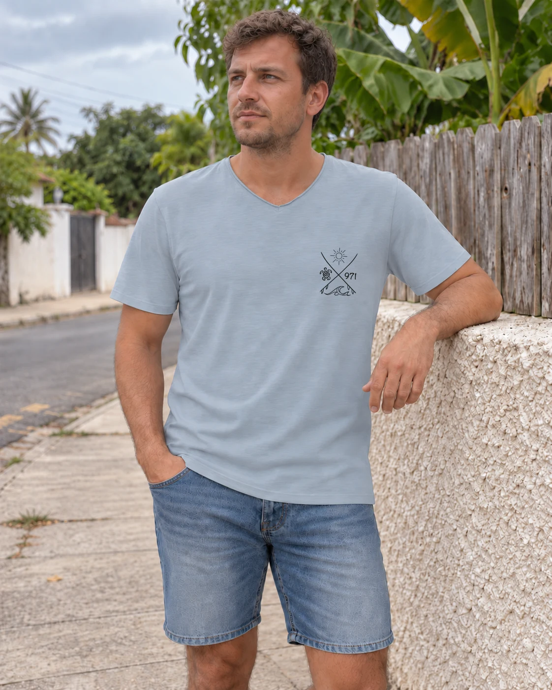 T-shirt col V homme porté : Aquamarine · Surf tortue 971 · Noir