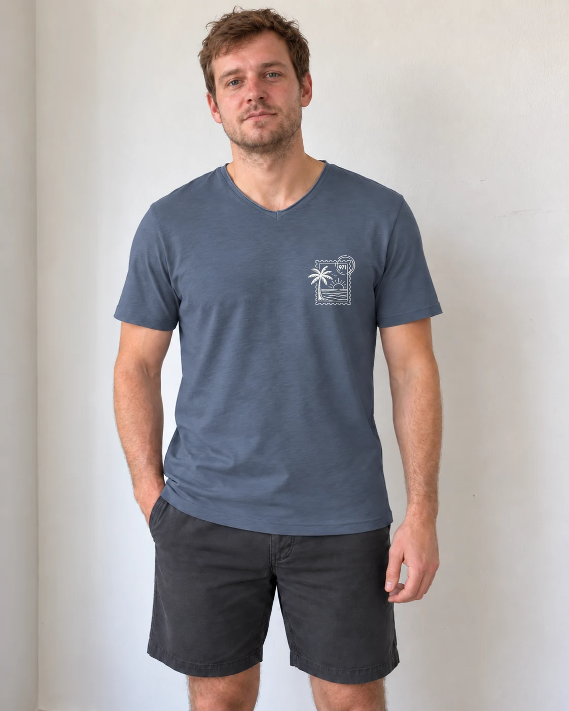 T-shirt col V homme porté : Mineral Grey · Stamp 971 · Blanc