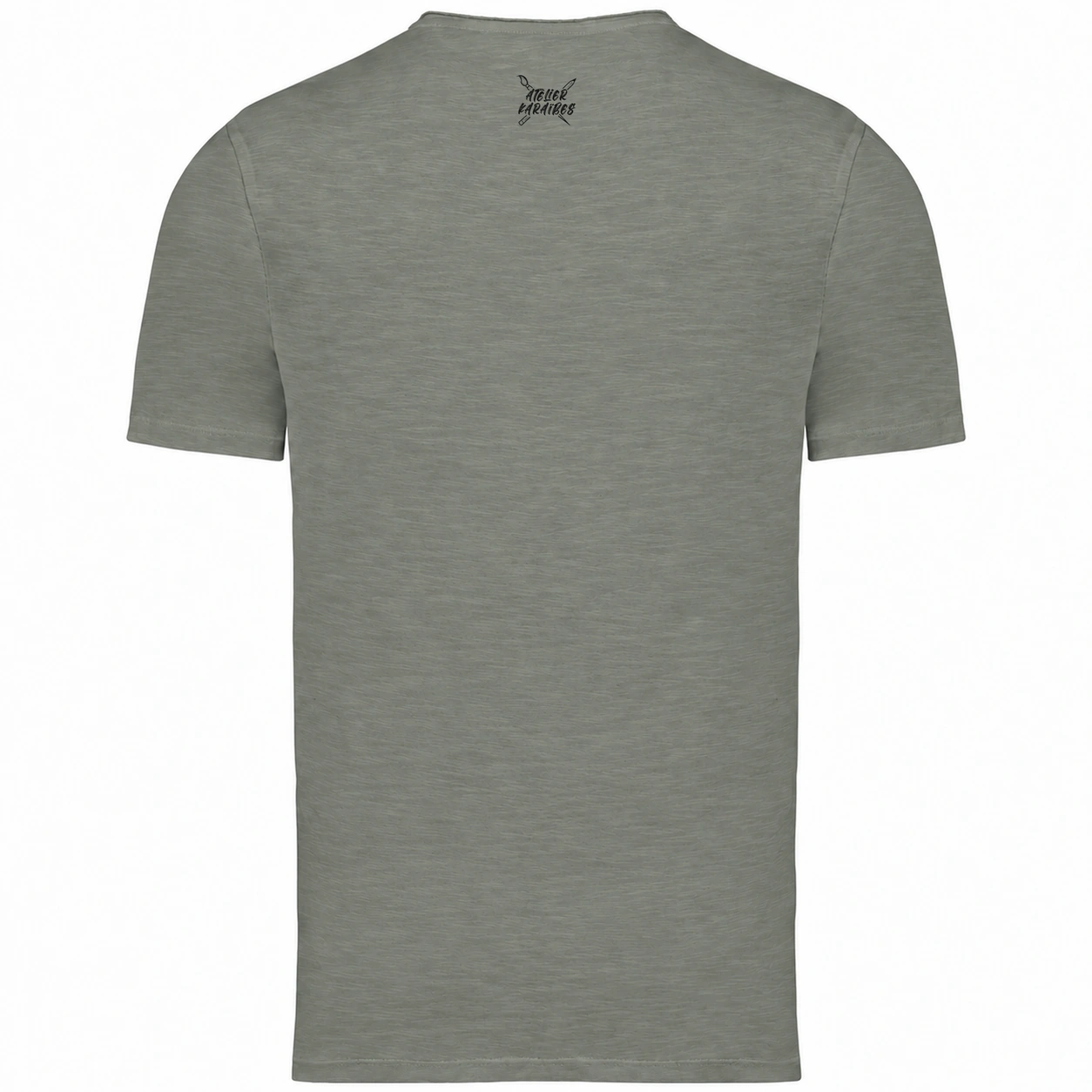 Dos du T-shirt col V Almond Green : logo Atelier Karaïbes en noir à l’extérieur, sous le col