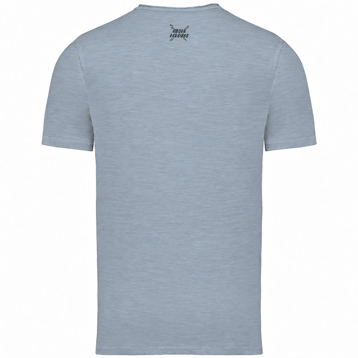 Dos du T-shirt col V Aquamarine : logo Atelier Karaïbes en noir à l’extérieur, sous le col