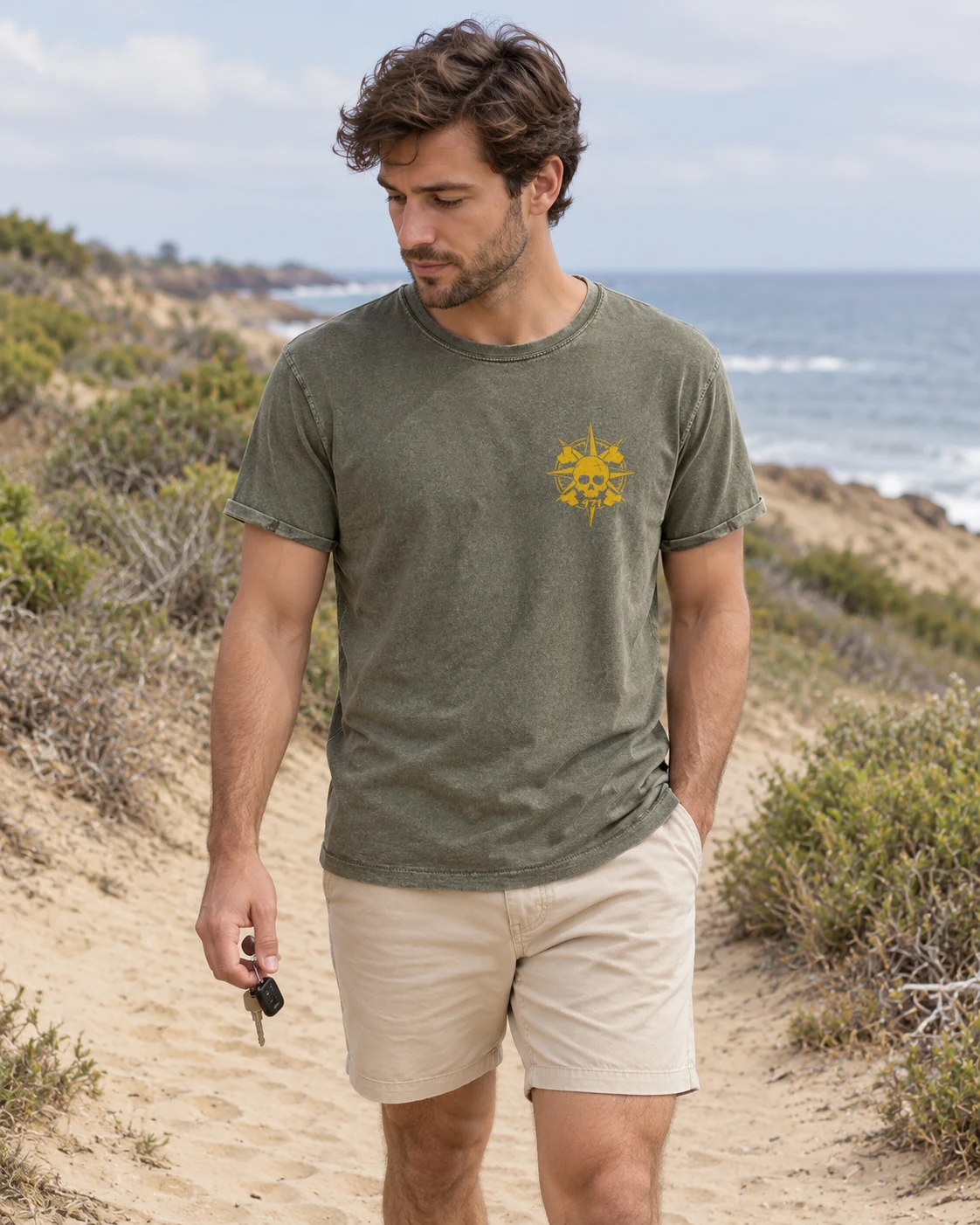 T-shirt vieilli homme vert militaire, Boussole pirate 971 jaune moutarde, porté en studio.
