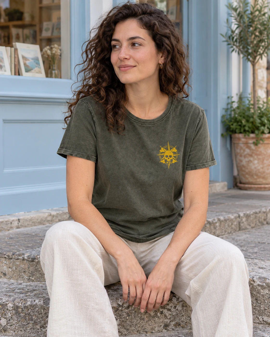 T-shirt vieilli femme vert militaire, Boussole pirate 971 jaune moutarde, porté devant la baie des Saintes.