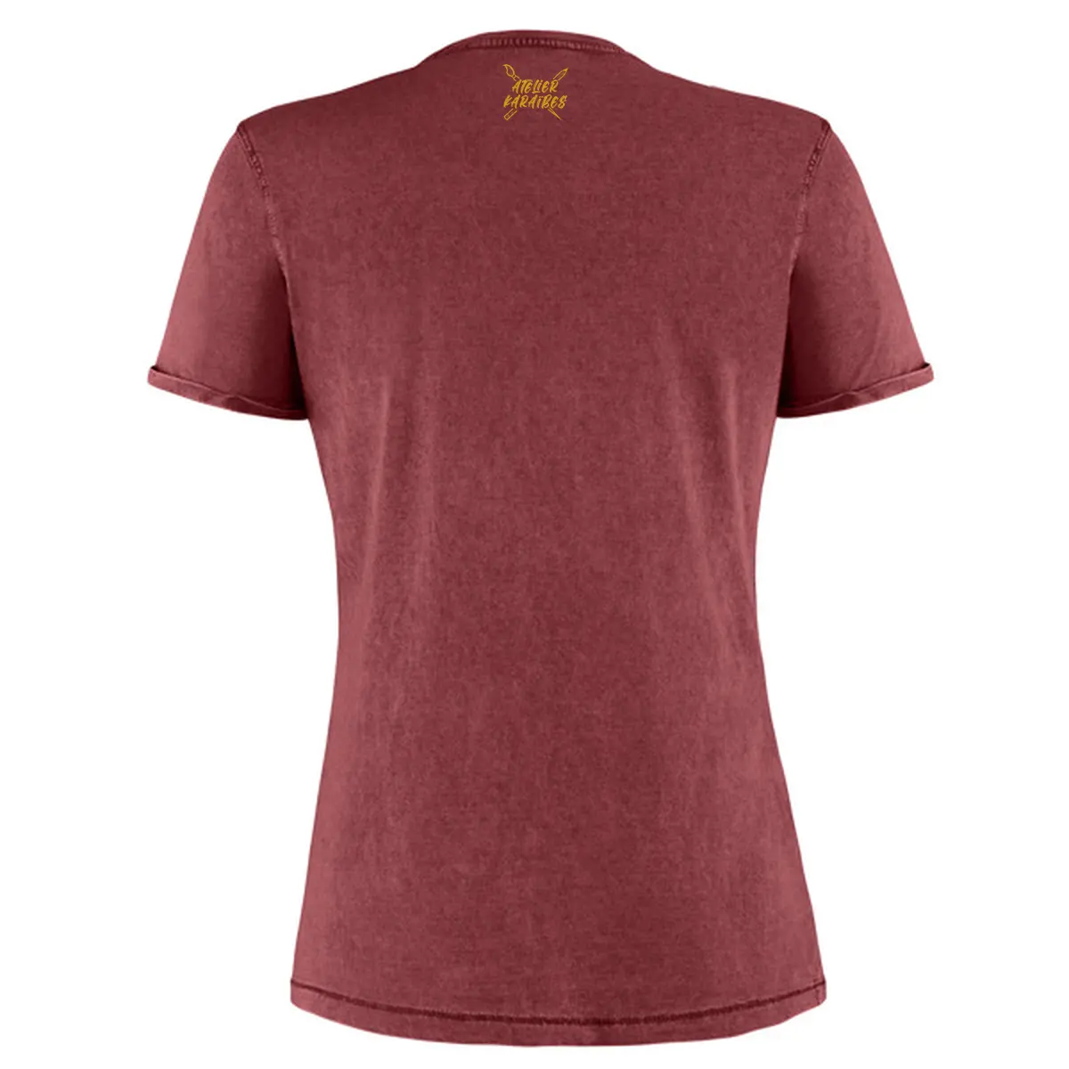 Dos du T-shirt vieilli femme rouge grenat délavé avec le logo Atelier Karaïbes en jaune moutarde sous le col
