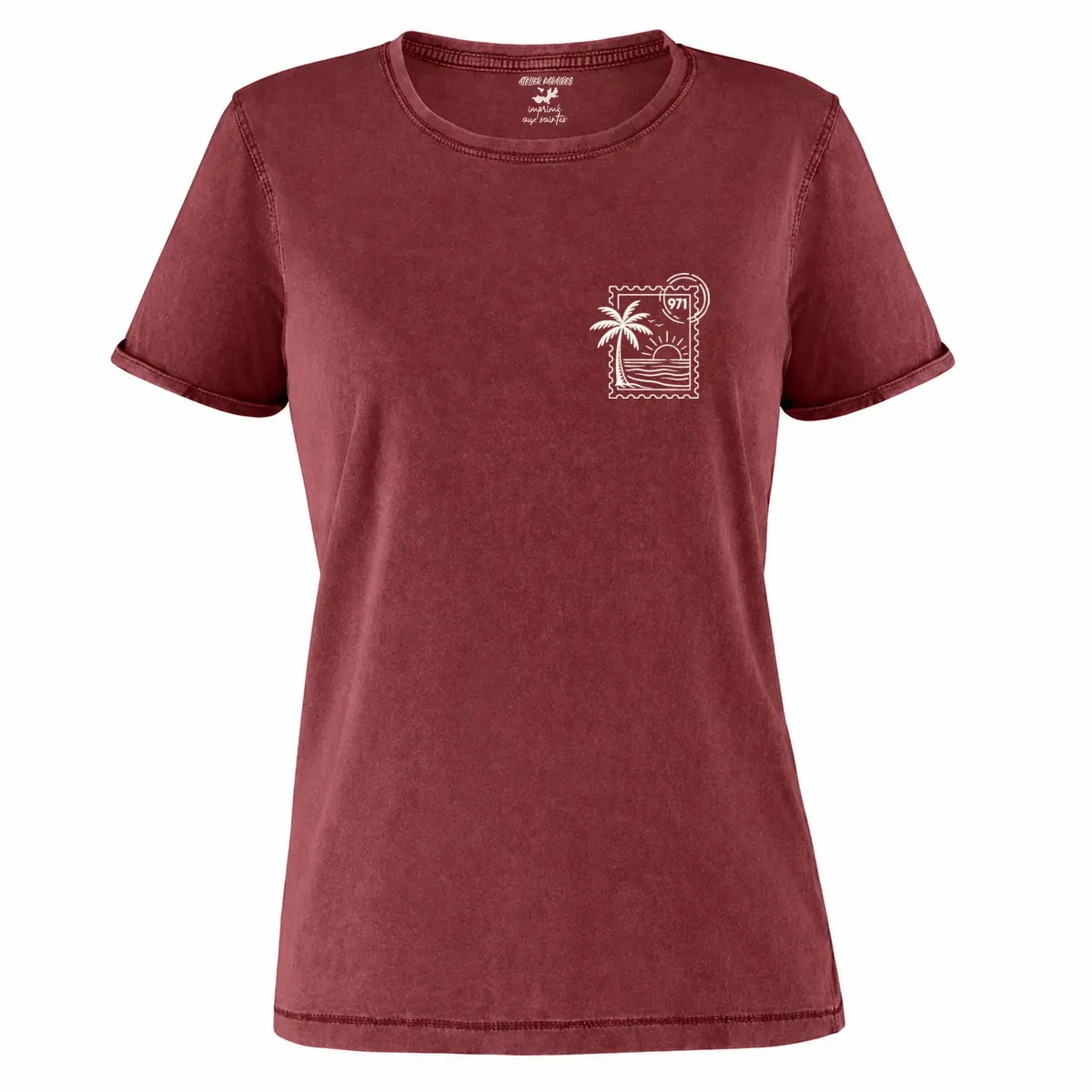 T-shirt vieilli femme rouge grenat délavé avec un timbre tropical 971 avec palmier, mer et soleil imprimé en blanc côté cœur