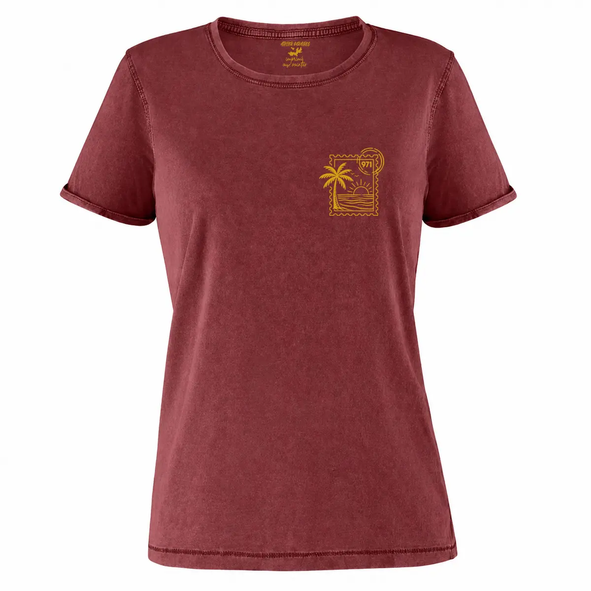 T-shirt vieilli femme rouge grenat délavé avec un timbre tropical 971 avec palmier, mer et soleil imprimé en jaune moutarde côté cœur