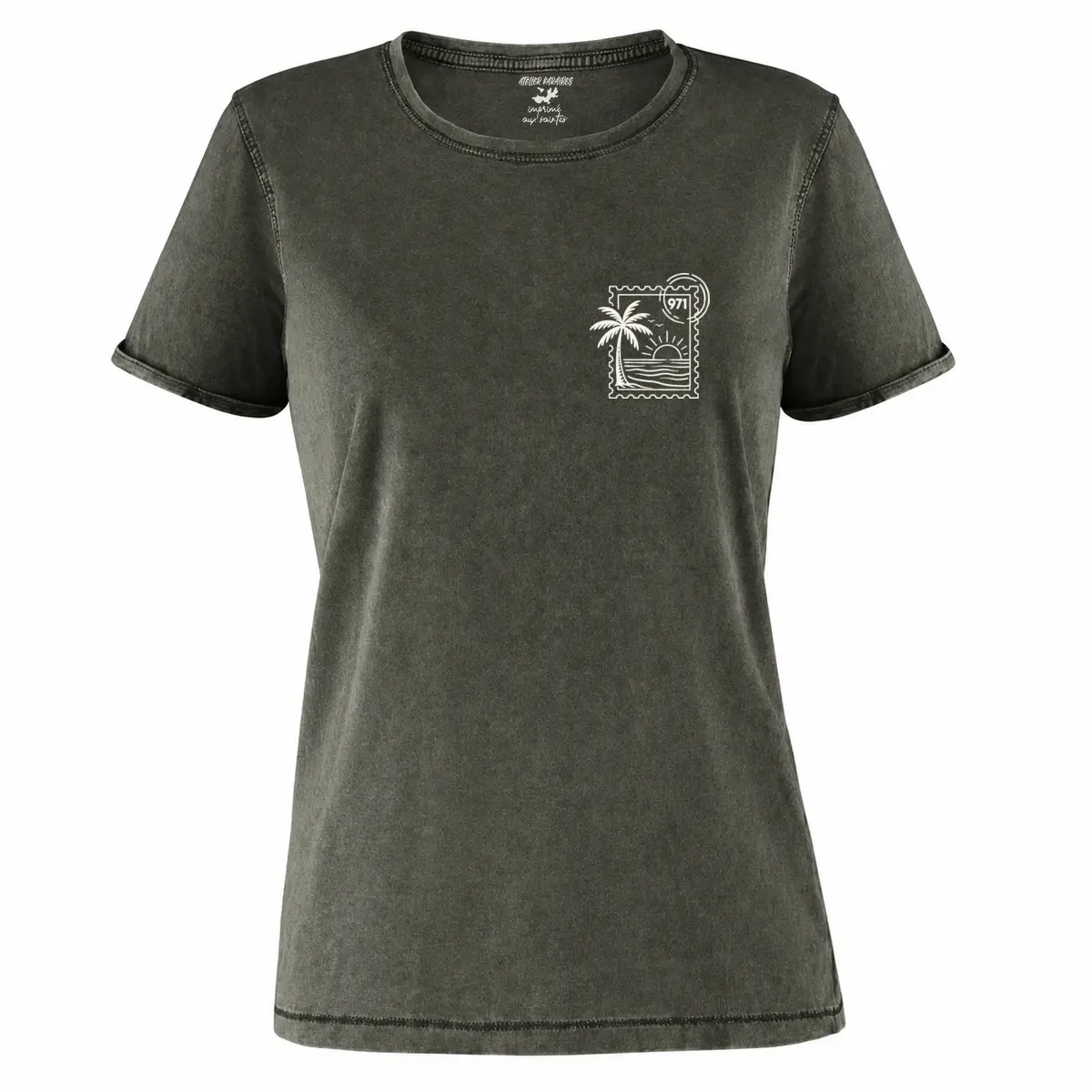 T-shirt vieilli femme vert militaire foncé délavé avec un timbre tropical 971 avec palmier, mer et soleil imprimé en blanc côté cœur
