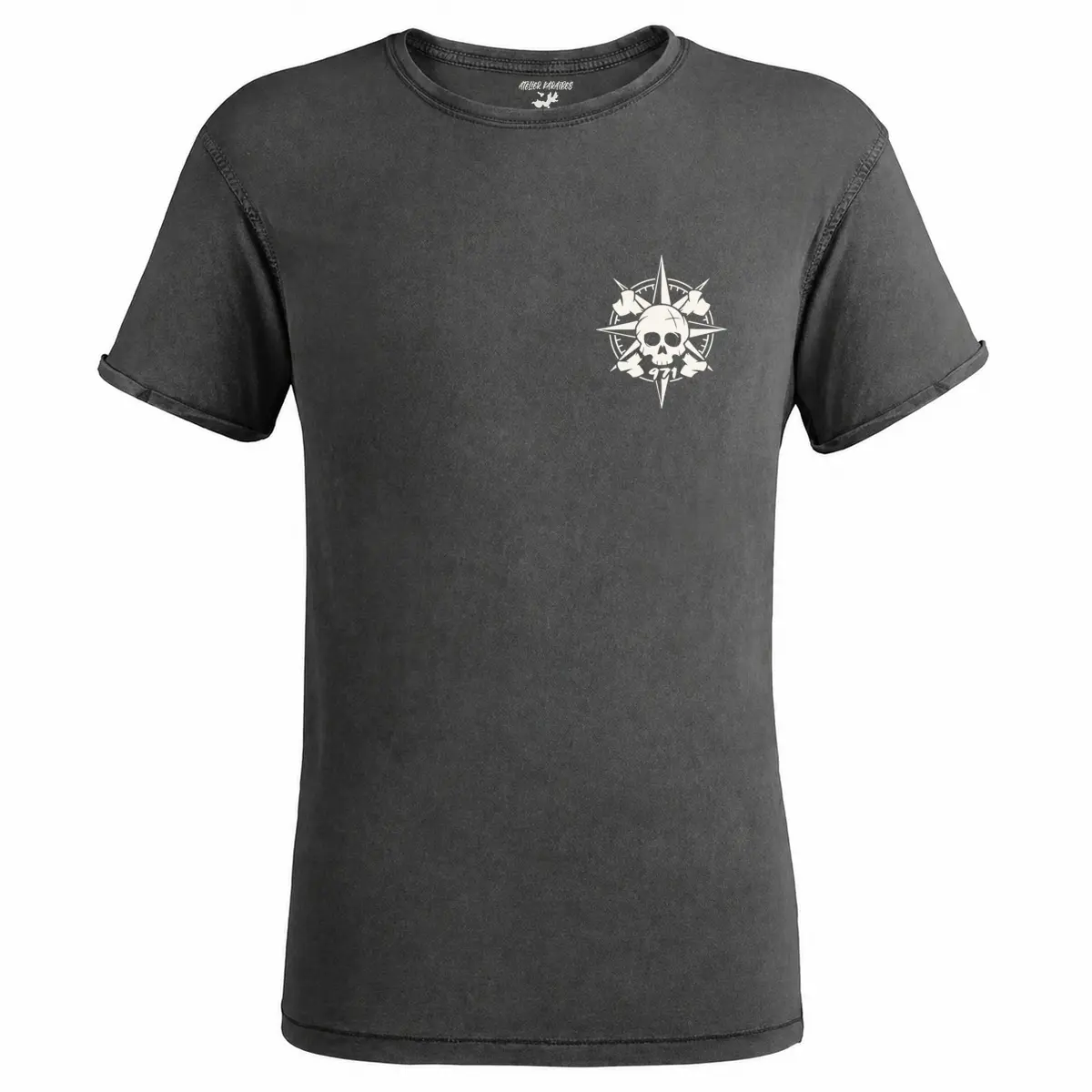 T-shirt vieilli homme gris anthracite délavé avec une boussole pirate 971 ornée d’un crâne imprimé en blanc côté cœur