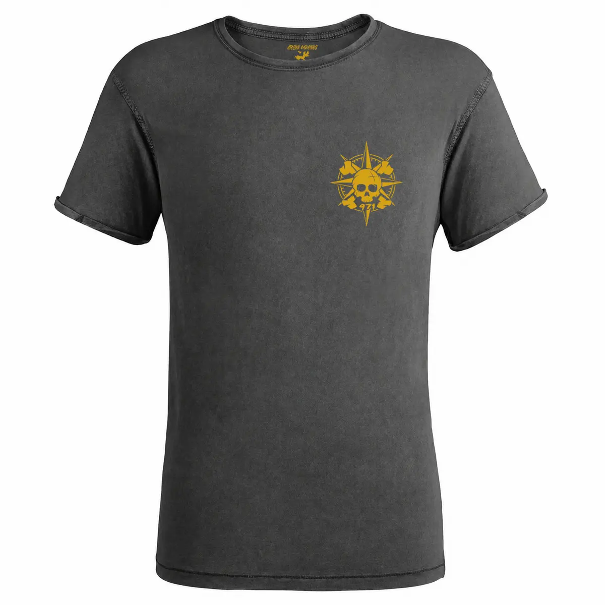 T-shirt vieilli homme gris anthracite délavé avec une boussole pirate 971 ornée d’un crâne imprimé en jaune moutarde côté cœur
