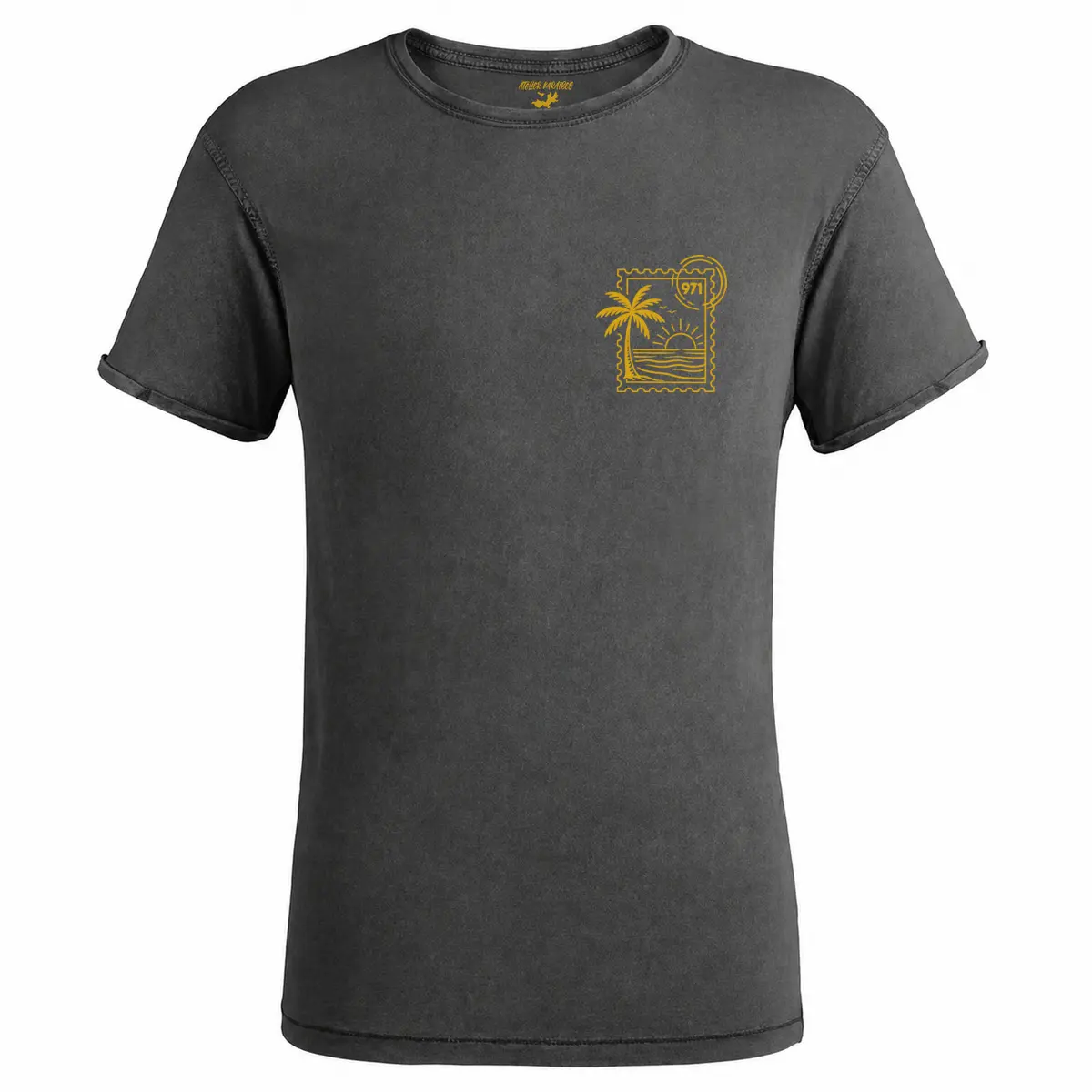 T-shirt vieilli homme gris anthracite délavé avec un timbre tropical 971 avec palmier, mer et soleil imprimé en jaune moutarde côté cœur