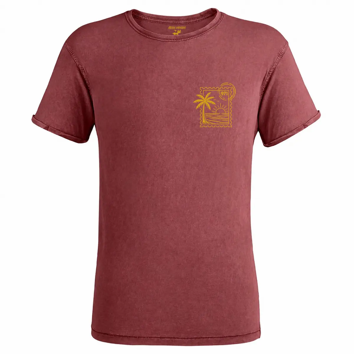 T-shirt vieilli homme rouge grenat délavé avec un timbre tropical 971 avec palmier, mer et soleil imprimé en jaune moutarde côté cœur